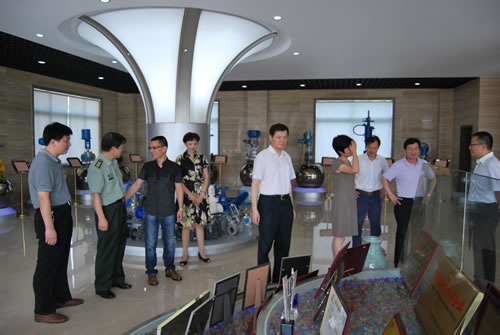 嘉定區領導在滬工董事長楊猛陪同下參觀滬工產品展示廳