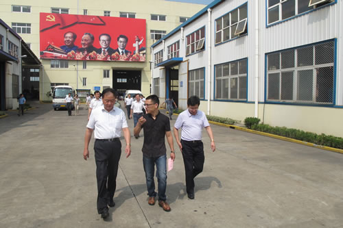 嘉定區委副書記曹一丁在滬工董事長楊猛陪同下視察滬工廠區