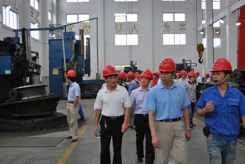 在滬工閥門生產部部長楊張仁陪同下華亭鎮(zhèn)人大代表主席沈陽同志視察上海滬工閥門廠金加工車間