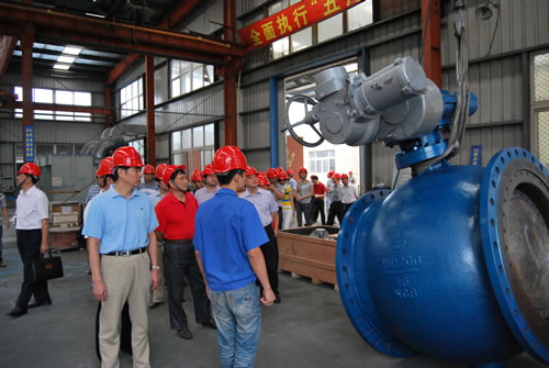 在滬工閥門生產部部長楊張仁陪同下華亭鎮(zhèn)人大代表主席沈陽同志視察上海滬工閥門廠噴漆車間