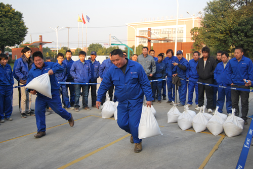 上海滬工閥門廠第二屆職工運(yùn)動(dòng)會(huì)螞蟻搬家(背沙包)比賽(圖11)