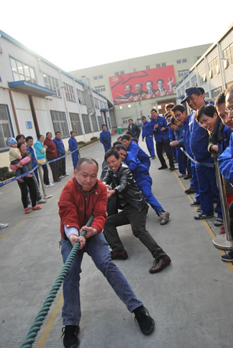 上海滬工閥門廠第二屆職工運(yùn)動(dòng)會(huì)男子拔河比賽(圖18)