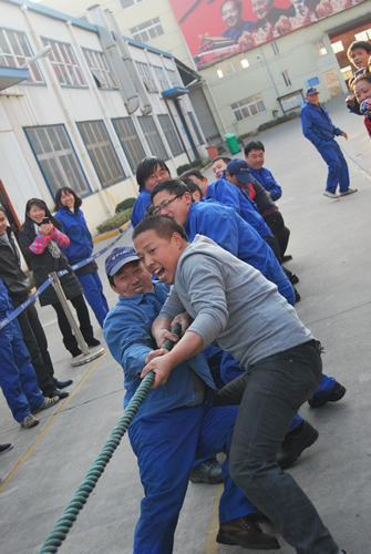 上海滬工閥門廠第二屆職工運(yùn)動(dòng)會(huì)男子拔河比賽(圖17)