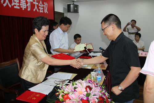 嘉定區(qū)區(qū)委常委、副區(qū)長費(fèi)小妹女士為滬工董事長楊猛頒發(fā)質(zhì)量協(xié)會(huì)副會(huì)長證書