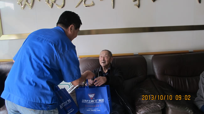 滬工閥門(mén)集團(tuán)工會(huì)主席林銀華給老人發(fā)送慰問(wèn)品