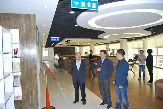 朱建江副區(qū)長、沈培新書記等領(lǐng)導(dǎo)視察滬工'職工之家'