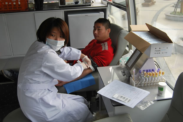 公司員工到嘉定博樂廣場(chǎng)獻(xiàn)血車參加義務(wù)獻(xiàn)血