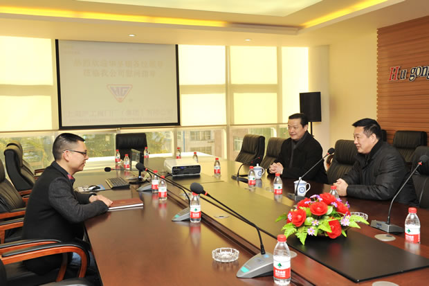 陳賓聽取滬工閥門集團黨支部書記楊猛匯報