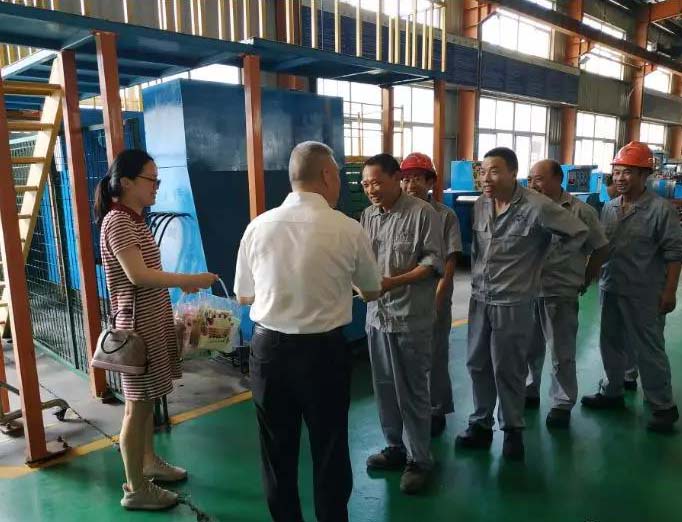 華亭鎮(zhèn)總工會(huì)前來(lái)上海滬工閥門廠慰問(wèn)一線職工(圖1)