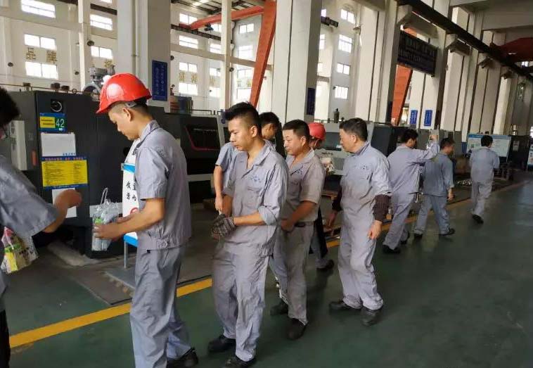 華亭鎮(zhèn)總工會(huì)前來(lái)上海滬工閥門廠慰問(wèn)一線職工(圖3)