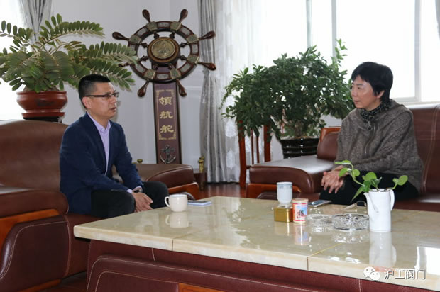 華亭鎮黨委書記何蓉在滬工閥門調研(圖1)