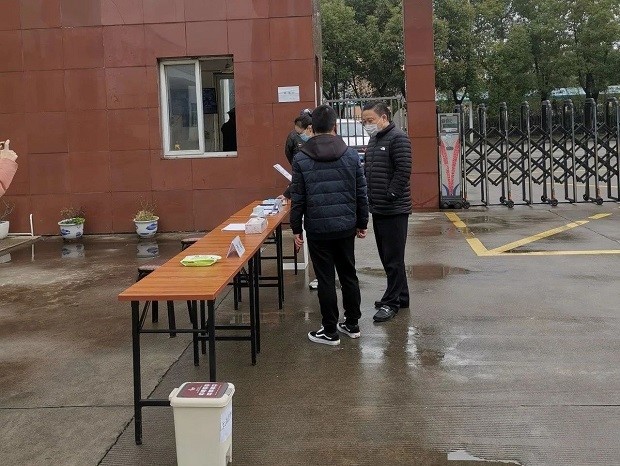 華亭鎮(zhèn)黨委副書記鎮(zhèn)長沈飚,華亭鎮(zhèn)企業(yè)發(fā)展辦公室主任湯冰潔調(diào)研上海滬工閥門廠(圖1)