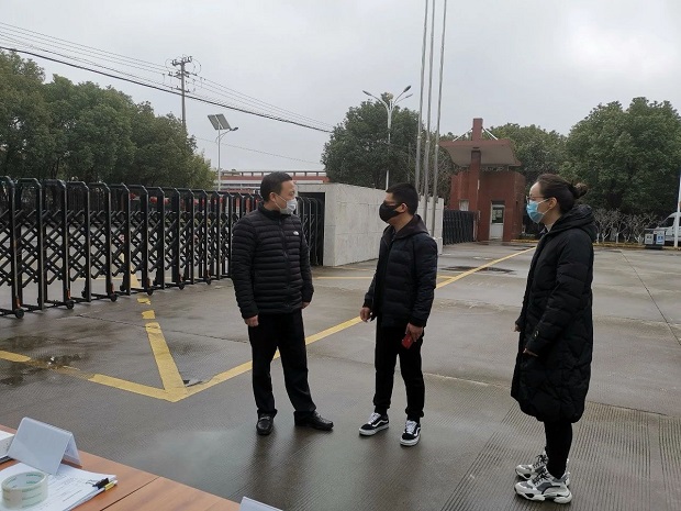 華亭鎮(zhèn)黨委副書記鎮(zhèn)長沈飚,華亭鎮(zhèn)企業(yè)發(fā)展辦公室主任湯冰潔調(diào)研上海滬工閥門廠(圖2)