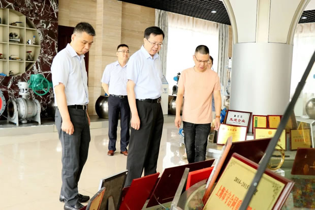 嘉定區(qū)政協(xié)主席沈華棣調(diào)研上海滬工閥門(mén)廠(圖1)